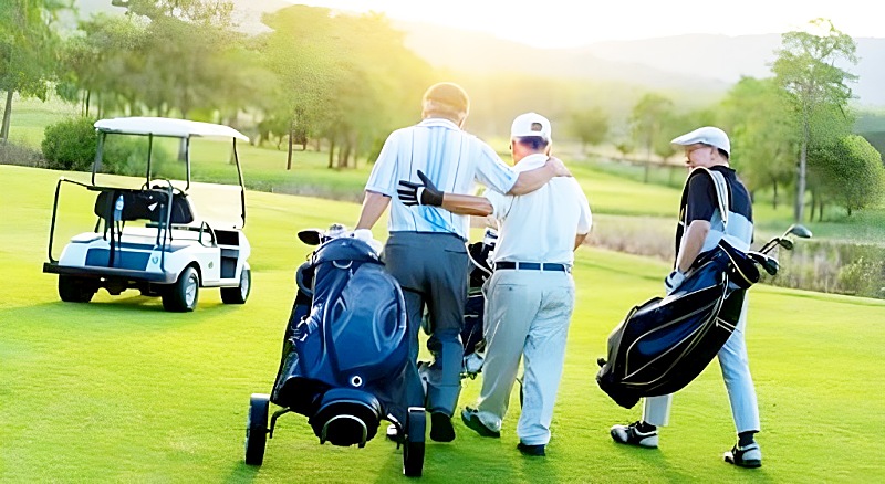 ゴルフをする様子