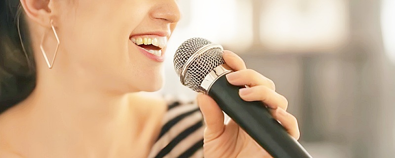 カラオケで歌う様子