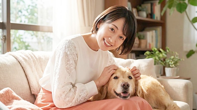 愛犬をかわいがる様子