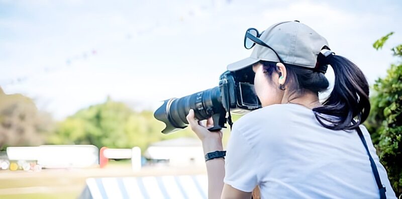 風景を写真に写す様子