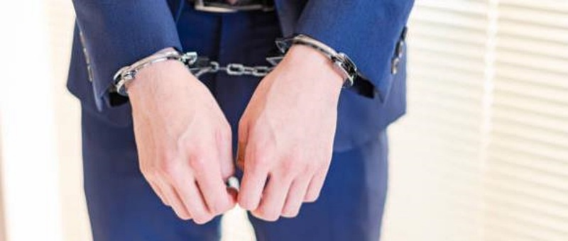 手錠をされた様子