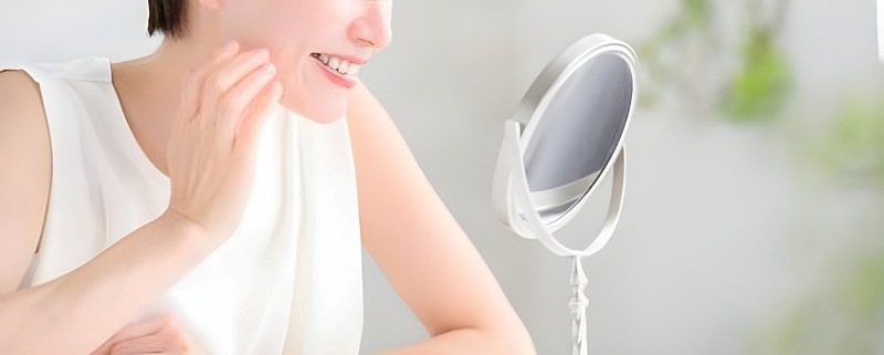 鏡に自分を映す様子