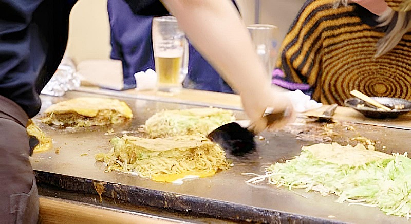 お好み焼きを作る様子