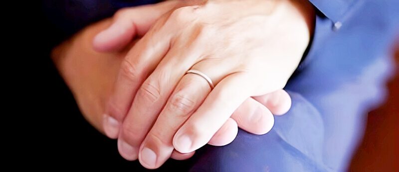 指輪をはめている様子