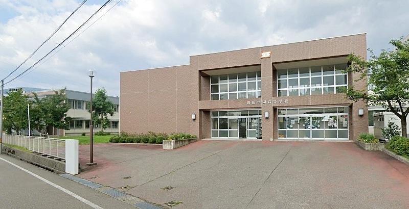 出身校の関根学園高等学校の校舎