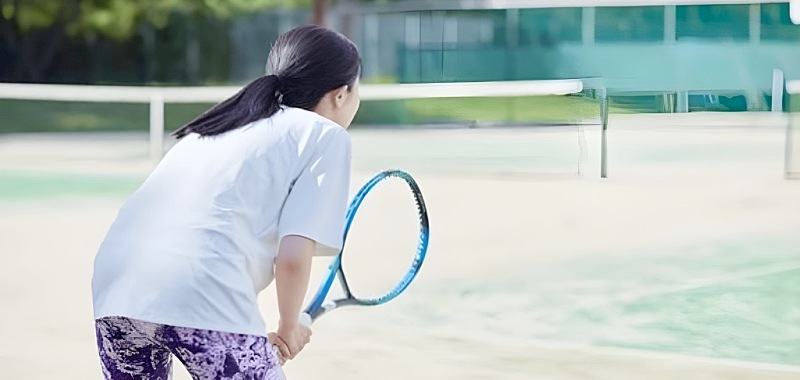 テニスをする様子