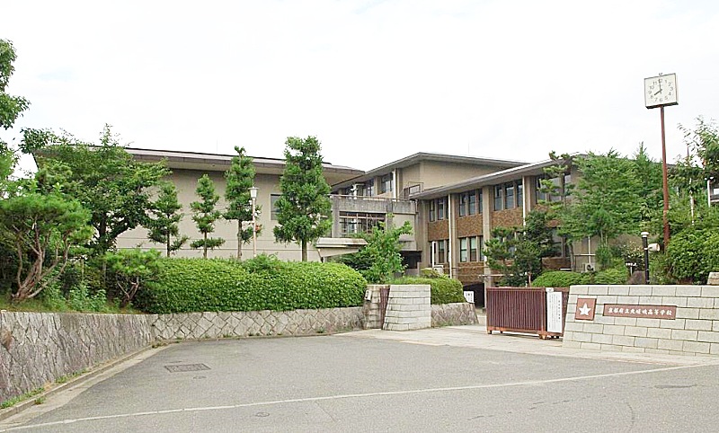 出身高校と噂されている京都府立北嵯峨高等学校の校舎