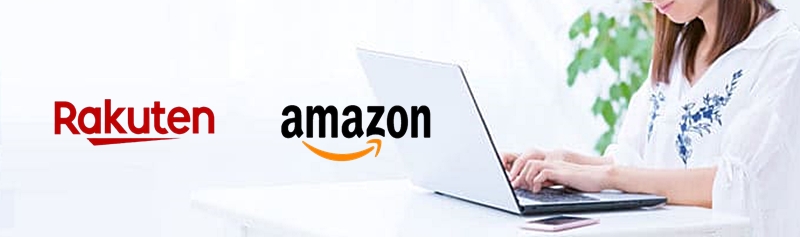 白い机でノートパソコンを操作する女性の右側に、楽天とAmazonのロゴが並ぶオンラインショッピングのイメージ画像。